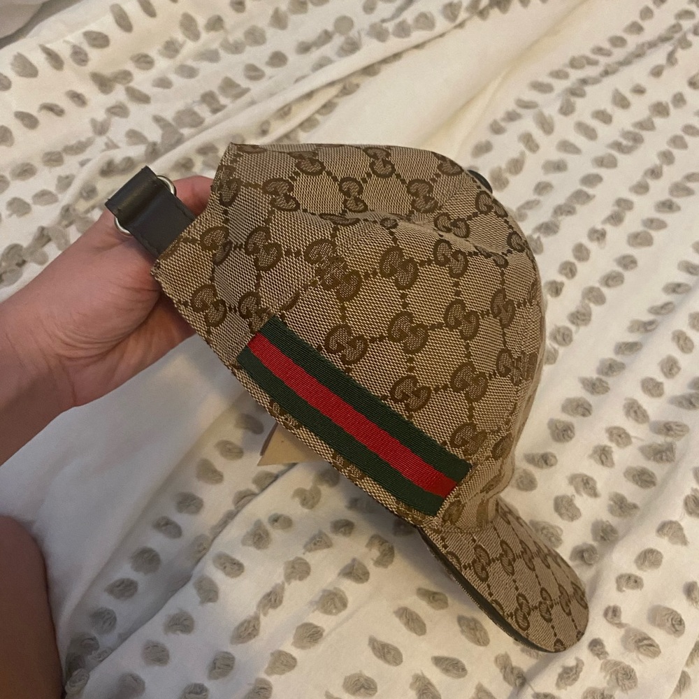 Original Gucci hat size medium (barely worn) box, dust sh, etc included